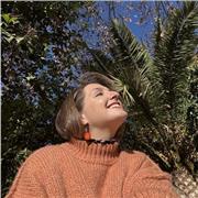 Maestra de Primaria con doble especialidad en inglés (C1) y música.